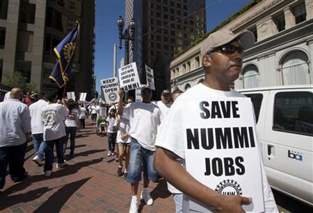 Greg Savage marches with union workers and representatives at a rally outside the office of U.S. Senator Dianne Feinstein (D-CA) in San Francisco, California supporting the New United Motor Manufacturing Inc. plant (NUMMI) August 29, 2009. REUTERS/Kevin Bartram
Greg Savage marches with union workers and representatives at a rally outside the office of U.S. Senator Dianne Feinstein (D-CA) in San Francisco, California supporting the New United Motor Manufacturing Inc. plant (NUMMI) August 29, 2009. REUTERS/Kevin Bartram