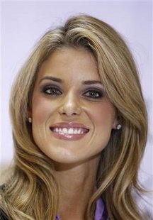 Miss California USA, Carrie Prejean, smiles during a news conference announcing that she would retain her title in New York May 12, 2009. REUTERS/Lucas Jackson
Miss California USA, Carrie Prejean, smiles during a news conference announcing that she would retain her title in New York May 12, 2009. REUTERS/Lucas Jackson