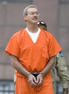 Texas billionaire Allen Stanford arrives at the Federal courthouse in Houston, in the custody of US marshalls, June 25, 2009. REUTERS/Steve Campbell
Texas billionaire Allen Stanford arrives at the Federal courthouse in Houston, in the custody of US marshalls, June 25, 2009. REUTERS/Steve Campbell