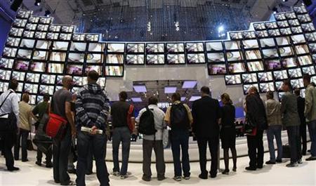 Visitors look at flat screens televisions at the Samsung exhibition stand on the International Funkaustellung (IFA) consumer electronics fair in Berlin August 29, 2008. REUTERS/Fabrizio Bensch
Visitors look at flat screens televisions at the Samsung exhibition stand on the International Funkaustellung (IFA) consumer electronics fair in Berlin August 29, 2008. REUTERS/Fabrizio Bensch