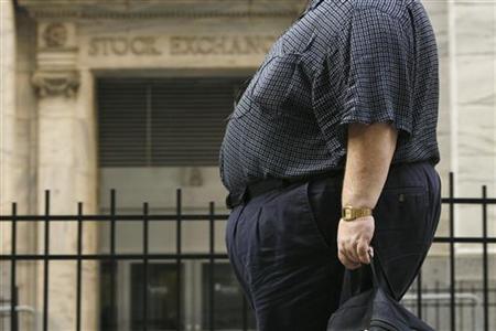 A man walks past the New York Stock Exchange after trading hours in New York August 17, 2009. REUTERS/Lucas Jackson
A man walks past the New York Stock Exchange after trading hours in New York August 17, 2009. REUTERS/Lucas Jackson