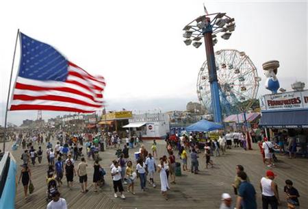 Beachgoers brave the high winds on the boardwalk at Coney Island, in New York, July 11, 2009. REUTERS/Chip East
Beachgoers brave the high winds on the boardwalk at Coney Island, in New York, July 11, 2009. REUTERS/Chip East