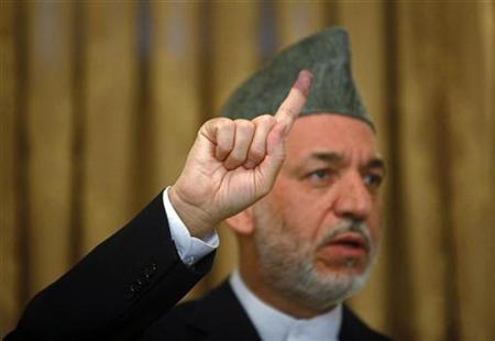 Afghan President Hamid Karzai holds up his inked stained finger as he gestures during a news conference on election day in Kabul August 20, 2009. REUTERS/Ahmad Masood
Afghan President Hamid Karzai holds up his inked stained finger as he gestures during a news conference on election day in Kabul August 20, 2009. REUTERS/Ahmad Masood