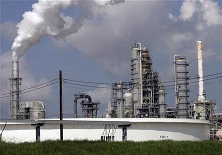 The Valero St. Charles oil refinery is seen during a tour of the refinery in Norco, Louisiana August 15, 2008. REUTERS/Shannon Stapleton
The Valero St. Charles oil refinery is seen during a tour of the refinery in Norco, Louisiana August 15, 2008. REUTERS/Shannon Stapleton