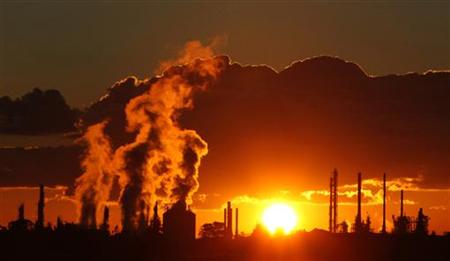 Steam and other emissions are seen coming from funnels at a chemical manufacturing facility in Melbourne, June 24, 2009. REUTERS/Mick Tsikas
Steam and other emissions are seen coming from funnels at a chemical manufacturing facility in Melbourne, June 24, 2009. REUTERS/Mick Tsikas
