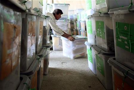 An Afghan man pushes a ballot box at the Independent Election Commission in Kabul on August 25, 2009. REUTERS/Goran Tomasevic
An Afghan man pushes a ballot box at the Independent Election Commission in Kabul on August 25, 2009. REUTERS/Goran Tomasevic