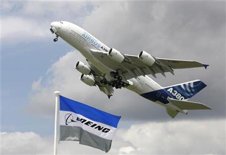 An Airbus A380 takes off for a flying display at the 47th Paris Air Show at Le Bourget airport near Paris, June 21, 2007. REUTERS/Pascal Rossignol
An Airbus A380 takes off for a flying display at the 47th Paris Air Show at Le Bourget airport near Paris, June 21, 2007. REUTERS/Pascal Rossignol