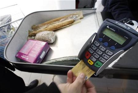 A shopper pays with his credit card in a supermarket in Nice southern France, February 25, 2008. REUTERS/Eric Gaillard
A shopper pays with his credit card in a supermarket in Nice southern France, February 25, 2008. REUTERS/Eric Gaillard
