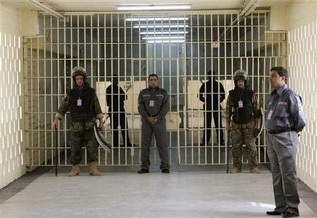 Prison guards secure the main gate of the newly named Baghdad Central Prison in Baghdad's Abu Ghraib February 21, 2009. REUTERS/Mohammed Ameen
Prison guards secure the main gate of the newly named Baghdad Central Prison in Baghdad's Abu Ghraib February 21, 2009. REUTERS/Mohammed Ameen