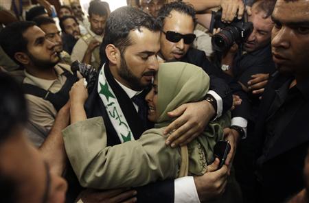 Iraqi reporter Muntazer al-Zaidi embraces his sister upon arrival at the Al-Baghdadya television station following his release from prison in Baghdad September 15, 2009. REUTERS/Mohammed Ameen
Iraqi reporter Muntazer al-Zaidi embraces his sister upon arrival at the Al-Baghdadya television station following his release from prison in Baghdad September 15, 2009. REUTERS/Mohammed Ameen