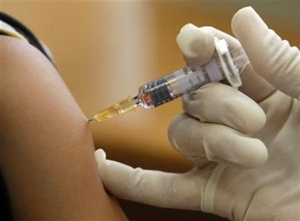 A doctor vaccinates a patient in a municipal vaccination center in Nice, southeastern France, September 9,2009. REUTERS/Eric Gaillard
A doctor vaccinates a patient in a municipal vaccination center in Nice, southeastern France, September 9,2009. REUTERS/Eric Gaillard