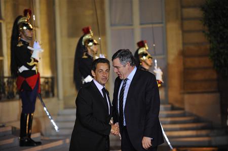 France's President Nicolas Sarkozy (L) greets Britain's Prime Minister Gordon Brown before a working dinner at the Elysee Palace in Paris September 15, 2009. REUTERS/Philippe Wojazer
France's President Nicolas Sarkozy (L) greets Britain's Prime Minister Gordon Brown before a working dinner at the Elysee Palace in Paris September 15, 2009. REUTERS/Philippe Wojazer