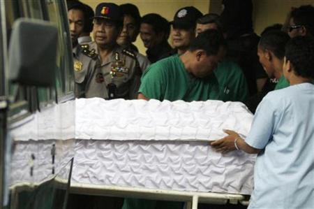 




The body of a militant killed in a raid is taken to police's Kramatjati hospital in Jakarta September 17, 2009. IREUTERS/Stringer

