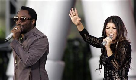Fergie and will.i.am (L) of The Black Eyed Peas perform during a taping celebrating the 24th season of The Oprah Winfrey Show in Chicago September 8, 2009. REUTERS/Frank Polich
Fergie and will.i.am (L) of The Black Eyed Peas perform during a taping celebrating the 24th season of The Oprah Winfrey Show in Chicago September 8, 2009. REUTERS/Frank Polich