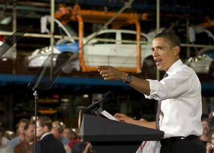 U.S. President Barack Obama talks with workers about the economy as he visits the Lordstown Complex General Motors Plant in Warren, Ohio, September 15, 2009. REUTERS/Larry Downing
U.S. President Barack Obama talks with workers about the economy as he visits the Lordstown Complex General Motors Plant in Warren, Ohio, September 15, 2009. REUTERS/Larry Downing