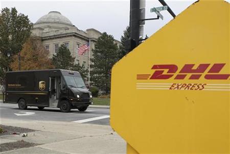 A UPS truck drives in front of the Clinton County Courthouse past a DHL drop box in Wilmington, Ohio, November 11, 2008. REUTERS/Jay LaPrete
A UPS truck drives in front of the Clinton County Courthouse past a DHL drop box in Wilmington, Ohio, November 11, 2008. REUTERS/Jay LaPrete