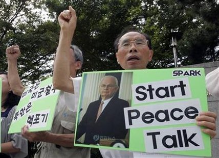 Activists chant slogans during a rally denouncing the U.S. policy toward North Korea, in front of the foreign ministry in Seoul September 5, 2009, as U.S. special envoy to North Korea, Stephen Bosworth, meets South Korean nuclear envoy to the North, Wi Sung-lac. REUTERS/Choi Bu-Seok
Activists chant slogans during a rally denouncing the U.S. policy toward North Korea, in front of the foreign ministry in Seoul September 5, 2009, as U.S. special envoy to North Korea, Stephen Bosworth, meets South Korean nuclear envoy to the North, Wi Sung-lac. REUTERS/Choi Bu-Seok