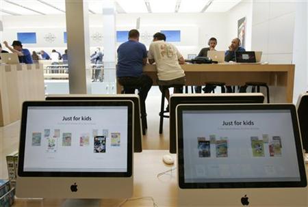 Customers look over Apple products at the company's retail store in San Francisco, California April 22, 2009. REUTERS/Robert Galbraith
Customers look over Apple products at the company's retail store in San Francisco, California April 22, 2009. REUTERS/Robert Galbraith