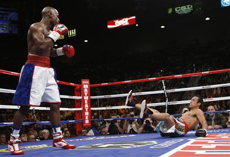 Floyd Mayweather (L) of the U.S. looks at Juan Manuel Marquez of Mexico after knocking him down in the second round of their welterweight fight at MGM Grand Garden Arena in Las Vegas, Nevada September 19, 2009. REUTERS/Steve Marcus
Floyd Mayweather (L) of the U.S. looks at Juan Manuel Marquez of Mexico after knocking him down in the second round of their welterweight fight at MGM Grand Garden Arena in Las Vegas, Nevada September 19, 2009. REUTERS/Steve Marcus