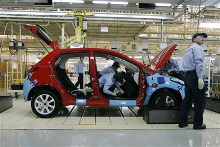 Employees work at the production line inside the Changan Ford Mazda Automobile Co. plant in Nanjing September 24, 2007. REUTERS/Aly Song
Employees work at the production line inside the Changan Ford Mazda Automobile Co. plant in Nanjing September 24, 2007. REUTERS/Aly Song