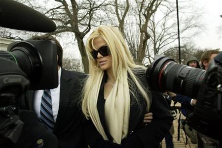 Anna Nicole Smith arrives with her lawyer Howard Stern for her hearing at the Supreme Court in Washington, February 28, 2006. REUTERS/Chris Kleponis
Anna Nicole Smith arrives with her lawyer Howard Stern for her hearing at the Supreme Court in Washington, February 28, 2006. REUTERS/Chris Kleponis