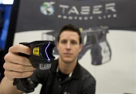 Brian Black of Taser International demonstrates their X26 model at a trade show for the Canadian Association of Chiefs of Police in Montreal August 26, 2008. REUTERS/Christinne Muschi
Brian Black of Taser International demonstrates their X26 model at a trade show for the Canadian Association of Chiefs of Police in Montreal August 26, 2008. REUTERS/Christinne Muschi