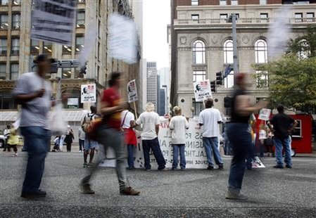 Demonstrators protest in front of a bank building near the site of the upcoming G20 Pittsburgh Summit in Pittsburgh, Pennsylvania September 22, 2009. REUTERS/Eric Thayer
Demonstrators protest in front of a bank building near the site of the upcoming G20 Pittsburgh Summit in Pittsburgh, Pennsylvania September 22, 2009. REUTERS/Eric Thayer
