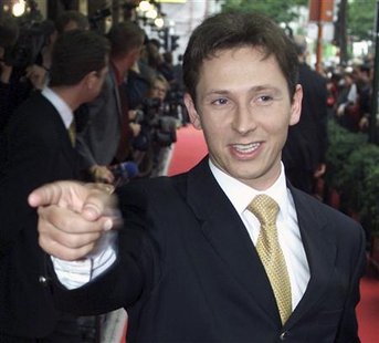 Belgian singer Helmut Lotti points to photographers as he arrives at the Plaza hotel ahead of the Platinum Europe Music Awards ceremony in Brussels in this July 13, 2000 file photo. REUTERS/Yves Herman/Files
Belgian singer Helmut Lotti points to photographers as he arrives at the Plaza hotel ahead of the Platinum Europe Music Awards ceremony in Brussels in this July 13, 2000 file photo. REUTERS/Yves Herman/Files