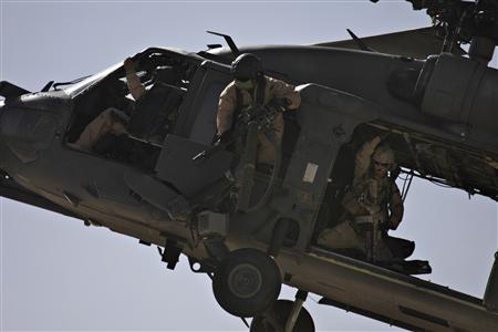 The crew of a U.S. Blackhawk helicopter prepares to land near the village of Salavat in the Panjwaii district of Kandahar province, September 24, 2009. REUTERS/Finbarr O'Reilly
The crew of a U.S. Blackhawk helicopter prepares to land near the village of Salavat in the Panjwaii district of Kandahar province, September 24, 2009. REUTERS/Finbarr O'Reilly