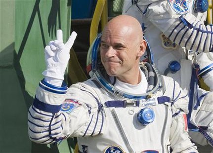 Canadian billionaire Guy Laliberte shows a victory sign before entering a spacecraft at the Baikonur cosmodrome September 30, 2009. REUTERS/Shamil Zhumatov
Canadian billionaire Guy Laliberte shows a victory sign before entering a spacecraft at the Baikonur cosmodrome September 30, 2009. REUTERS/Shamil Zhumatov