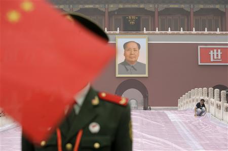 A worker covers the red carpet with a plastic sheet in front of Beijing's Tiananmen Gate September 30, 2009. REUTERS/Jason Lee
A worker covers the red carpet with a plastic sheet in front of Beijing's Tiananmen Gate September 30, 2009. REUTERS/Jason Lee