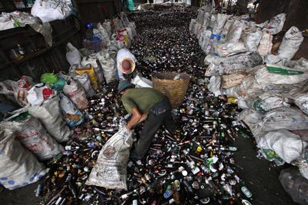 




Workers separate garbage in Bangkok October 2, 2009. The Bangkok talks, part of the UN Framework Convention on Climate Change (UNFCCC), run till October 9 and aim to draft a long-term cooperative action to fight against global warming. REUTERS/Sukree Sukplang

