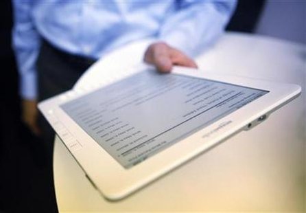 A man holds a Kindle DX electronic reader at a news conference in New York May 6, 2009. REUTERS/Eric Thayer
A man holds a Kindle DX electronic reader at a news conference in New York May 6, 2009. REUTERS/Eric Thayer