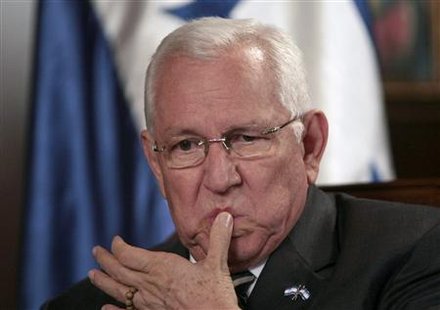 




Honduras' interim President Roberto Micheletti gestures during an interview with Reuters at the Presidential House in Tegucigalpa September 30, 2009. REUTERS/Henry Romero

