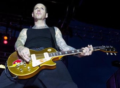 Social Distortion frontman Mike Ness performs at X-treme Radio's "Our Big Concert 6," a day-long music festival at Sam Boyd Stadium in Las Vegas, Nevada, May 17, 2003. REUTERS/Ethan Miller
Social Distortion frontman Mike Ness performs at X-treme Radio's "Our Big Concert 6," a day-long music festival at Sam Boyd Stadium in Las Vegas, Nevada, May 17, 2003. REUTERS/Ethan Miller