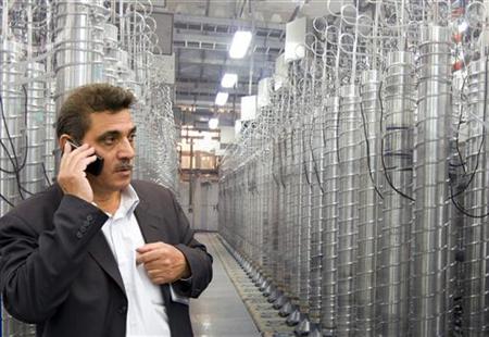 An official from Iran's Atomic Energy Organization speaks on his mobile phone in front of uranium enriching centrifuges at an exhibition of Iran's nuclear achievements at Shahid Beheshti University in Tehran April 20, 2009. REUTERS/Caren Firouz
An official from Iran's Atomic Energy Organization speaks on his mobile phone in front of uranium enriching centrifuges at an exhibition of Iran's nuclear achievements at Shahid Beheshti University in Tehran April 20, 2009. REUTERS/Caren Firouz
