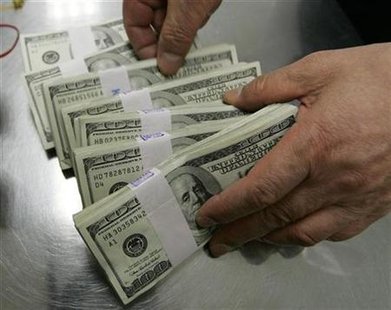 An employee of the Korea Exchange Bank counts one hundred dollar notes at the bank's headquarters in Seoul February 3, 2009. REUTERS/Jo Yong-Hak
An employee of the Korea Exchange Bank counts one hundred dollar notes at the bank's headquarters in Seoul February 3, 2009. REUTERS/Jo Yong-Hak
