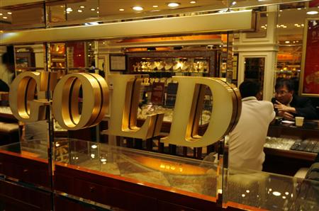 A sales representative (R) talks to a customer at a jewellery store which sells gold in Hong Kong October 7, 2009. Gold hit a record high on the spot and futures markets on Wednesday, with dollar weakness continuing to support sentiment by attracting fresh investment in the precious metal, traders said. REUTERS/Bobby Yip
A sales representative (R) talks to a customer at a jewellery store which sells gold in Hong Kong October 7, 2009. Gold hit a record high on the spot and futures markets on Wednesday, with dollar weakness continuing to support sentiment by attracting fresh investment in the precious metal, traders said. REUTERS/Bobby Yip