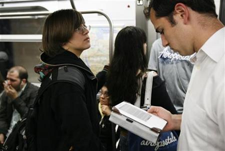 A commuter uses a Kindle while riding the subway in New York in this June 1, 2009 file photo. REUTERS/Lucas Jackson
A commuter uses a Kindle while riding the subway in New York in this June 1, 2009 file photo. REUTERS/Lucas Jackson