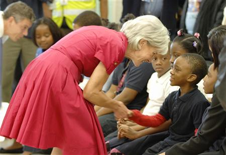 US Health and Human Services Secretary Kathleen Sebelius (C) greets schoolchildren lined up to receive the H1N1 swine flu vaccine at Dodge Park Elementary School in Landover, Maryland, October 9, 2009. REUTERS/Jonathan Ernst
US Health and Human Services Secretary Kathleen Sebelius (C) greets schoolchildren lined up to receive the H1N1 swine flu vaccine at Dodge Park Elementary School in Landover, Maryland, October 9, 2009. REUTERS/Jonathan Ernst