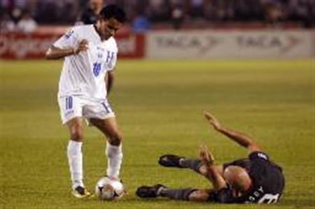 




Honduras' Julio de Leon (L) battles for the ball with Conor Casey of the U.S. during their World Cup 2010 qualifying soccer match at the Olimpico stadium in San Pedro Sula City October 10, 2009. REUTERS/Oswaldo Rivas

