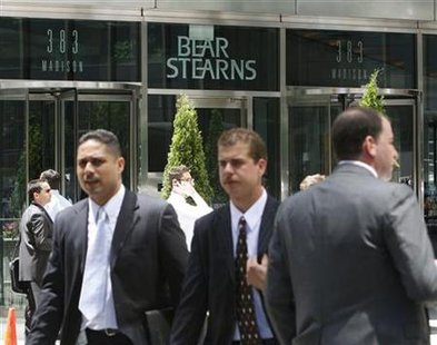 Employees leave the Bear Stearns company headquarters in New York May 29, 2008. REUTERS/Brendan McDermid
Employees leave the Bear Stearns company headquarters in New York May 29, 2008. REUTERS/Brendan McDermid