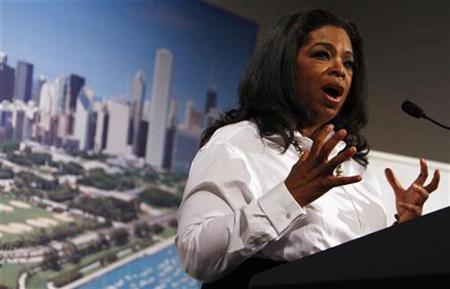 T.V. host Oprah Winfrey introduces U.S. first lady Michelle Obama during a dinner in support of Chicago's bid to host the 2016 Summer Olympics in Copenhagen September 30, 2009. REUTERS/Charles Dharapak/Pool
T.V. host Oprah Winfrey introduces U.S. first lady Michelle Obama during a dinner in support of Chicago's bid to host the 2016 Summer Olympics in Copenhagen September 30, 2009. REUTERS/Charles Dharapak/Pool