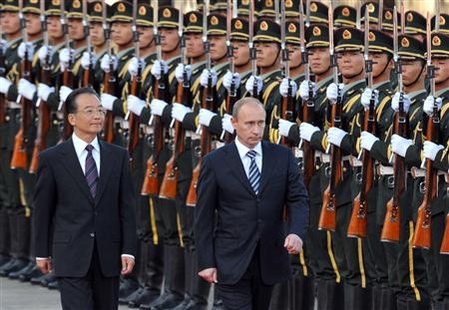 Russian Prime Minister Vladimir Putin (R) and Chinese Premier Wen Jiabao attend a welcoming ceremony at the Great Hall of the People in Beijing October 13, 2009. Russia and China looked to steady their close but increasingly imbalanced relationship on Tuesday when visiting Russian Prime Minister Vladimir Putin ushered through trade deals said to be worth $3.5 billion, including a framework agreement on the supply of Russian gas from state-ru
Russian Prime Minister Vladimir Putin (R) and Chinese Premier Wen Jiabao attend a welcoming ceremony at the Great Hall of the People in Beijing October 13, 2009. Russia and China looked to steady their close but increasingly imbalanced relationship on Tuesday when visiting Russian Prime Minister Vladimir Putin ushered through trade deals said to be worth $3.5 billion, including a framework agreement on the supply of Russian gas from state-ru