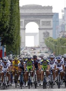 




Riders cycle on the Champs Elysees with the pack of riders during the final 21st stage of the 96th Tour de France cycling race between Montereau-Fault-Yonne and Paris July 26, 2009. REUTERS/Eric Gaillard

