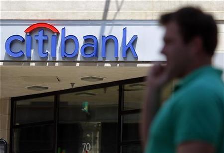 A pedestrians passes a Citibank branch in Boston, Massachusetts in this July 17, 2009 file photo. REUTERS/Brian Snyder
A pedestrians passes a Citibank branch in Boston, Massachusetts in this July 17, 2009 file photo. REUTERS/Brian Snyder
