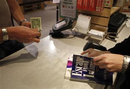 A customer pays for books at Half Price Books in Dallas, Texas September 24, 2009. REUTERS/Jessica Rinaldi
A customer pays for books at Half Price Books in Dallas, Texas September 24, 2009. REUTERS/Jessica Rinaldi