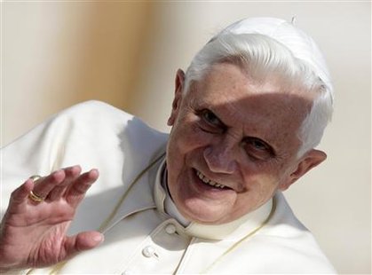 Pope Benedict XVI waves at the end of his Wednesday general audience in Saint Peter's square at the Vatican October 21, 2009. REUTERS/Tony Gentile
Pope Benedict XVI waves at the end of his Wednesday general audience in Saint Peter's square at the Vatican October 21, 2009. REUTERS/Tony Gentile