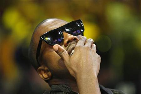 Hip hop artist Kanye West watches Game 1 of the NBA Finals basketball game between the Los Angeles Lakers and Orlando Magic in Los Angeles, June 4, 2009. REUTERS/Mike Blake
Hip hop artist Kanye West watches Game 1 of the NBA Finals basketball game between the Los Angeles Lakers and Orlando Magic in Los Angeles, June 4, 2009. REUTERS/Mike Blake