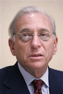 Trian Group principle Nelson Peltz addresses the media in Pittsburgh, Pennsylvania in this August 16, 2006 file photo. U.S. asset manager Legg Mason said on Monday the billionaire activist investor will be elected to its board on Tuesday. REUTERS/Jason Cohn
Trian Group principle Nelson Peltz addresses the media in Pittsburgh, Pennsylvania in this August 16, 2006 file photo. U.S. asset manager Legg Mason said on Monday the billionaire activist investor will be elected to its board on Tuesday. REUTERS/Jason Cohn